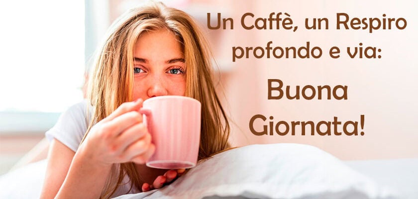 Immagini Buongiorno gratis. Ragazza appena sveglia dai capelli biondi lunghi e occhi azzurri a letto con tazza di caffè